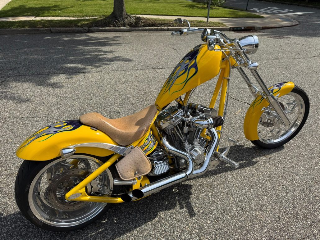 2004 Big Dog Chopper geel zijaanzicht met lange voorvork en 250 mm achterband