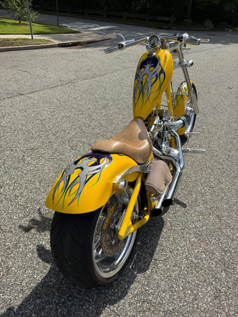 Custom lakwerk geel met paarse en groene graphics op de 2004 Big Dog Chopper