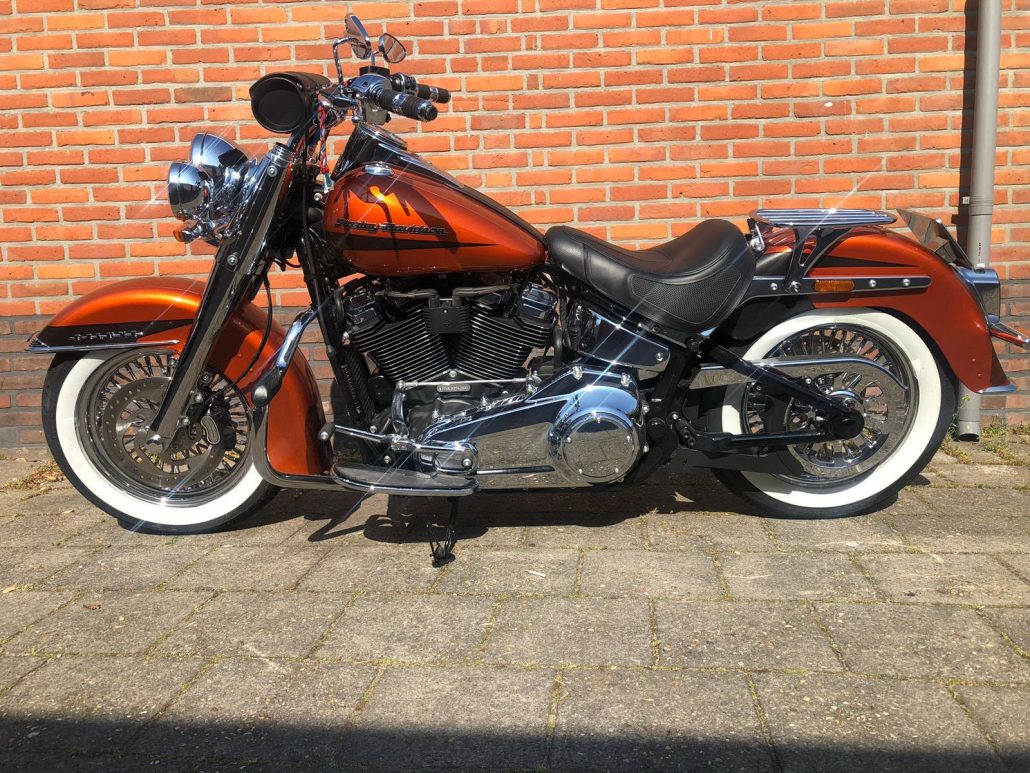 Harley Softail mit 16-Zoll-Fatty-Forty-Vorderrad und Weißwandreifen