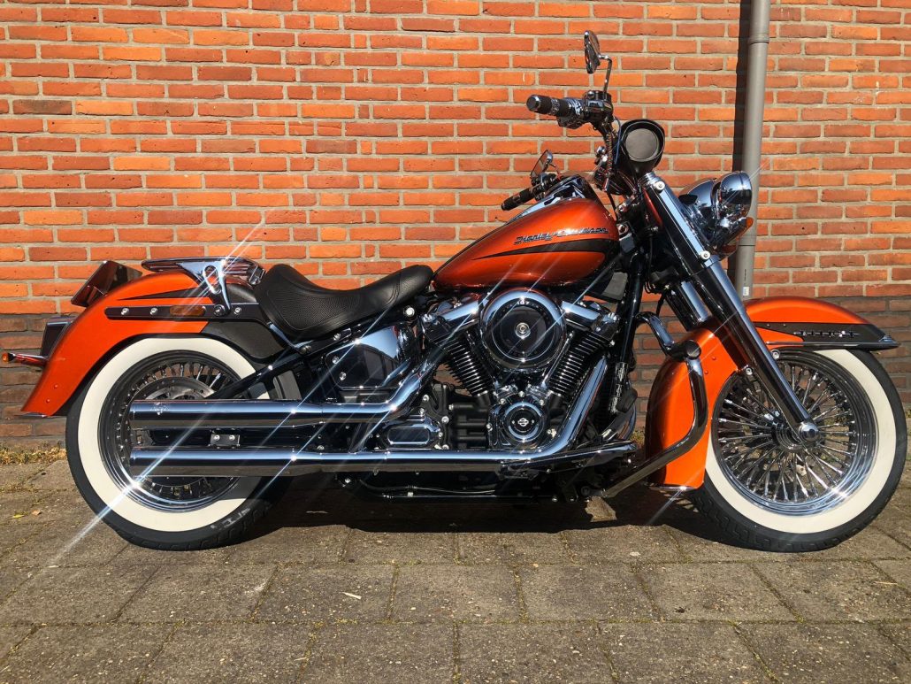 Harley-Davidson Softail mit 16-Zoll-DNA-Fatty-Forty-Rädern und Weißwandreifen, klassischer Look