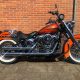 Harley-Davidson Softail mit 16-Zoll-DNA-Fatty-Forty-Rädern und Weißwandreifen, klassischer Look