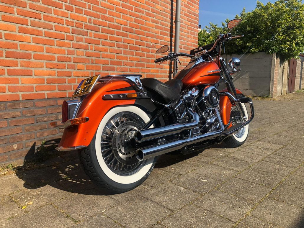 Heck einer Harley Softail mit 16-Zoll-Fatty-Forty-Hinterrad mit 40 Speichen