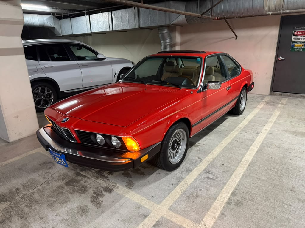 BMW 633 CSi 1982 in een parkeergarage voor het laden
