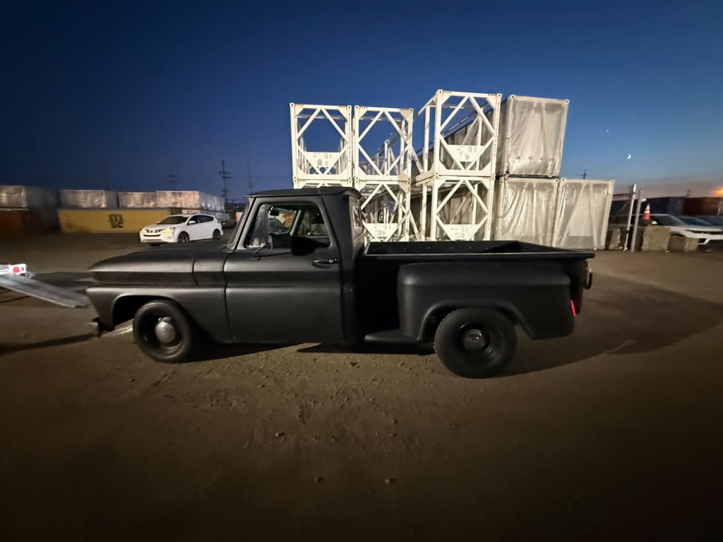 Chevrolet C10 1965 pickup afgeleverd bij de haven in New York
