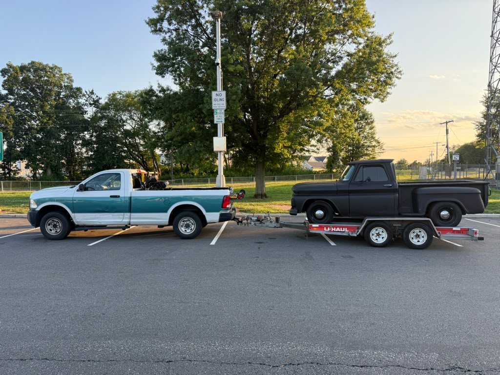 Chevrolet C10 1965 Stepside pickup op de trailer, onderweg naar de haven van New York
