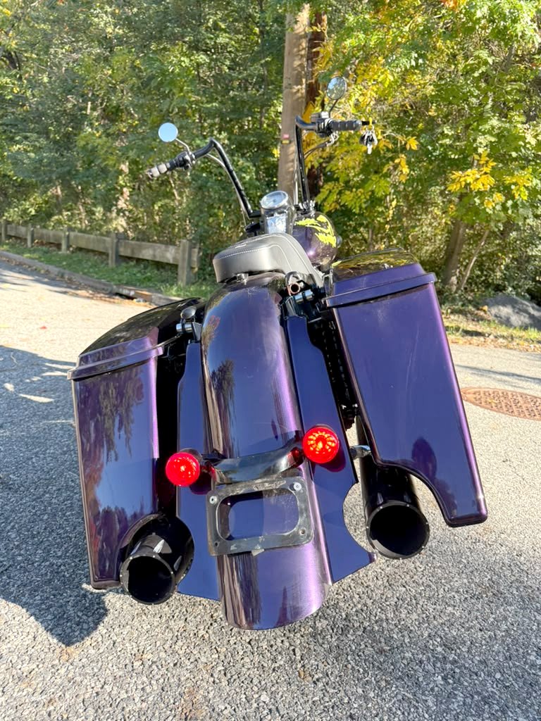 Achterkant van de Road King Custom 2004 met verlengd spatbord, verlengde koffers en ronde achterlichten