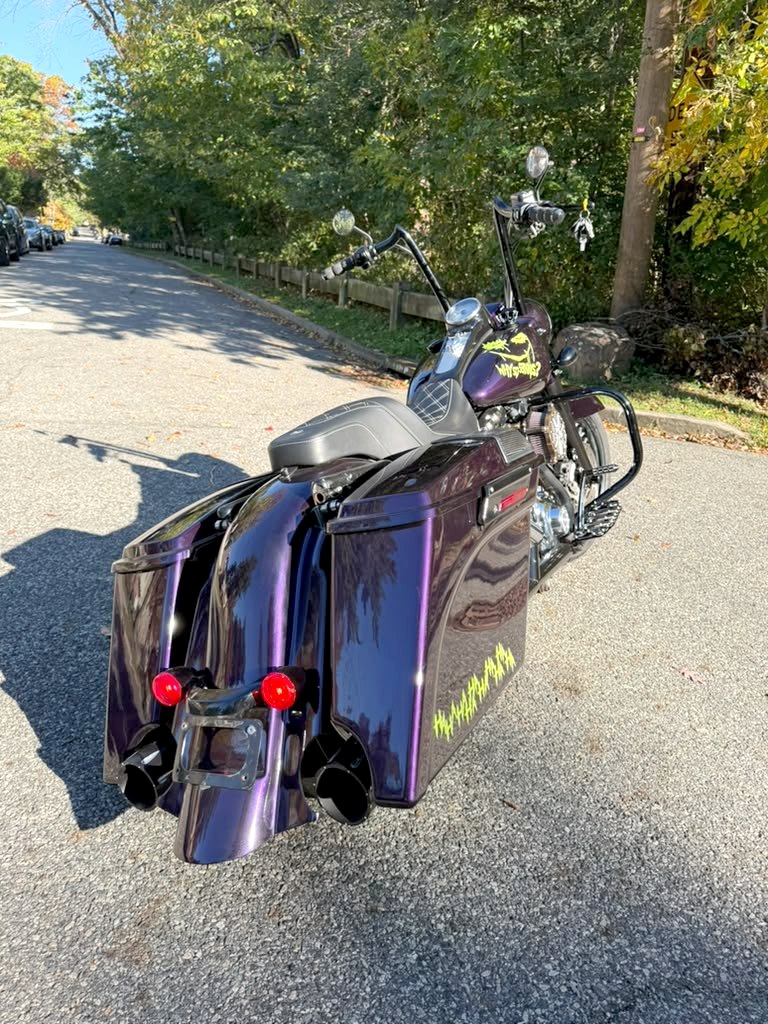Verlengd achterspatbord en verlengde zijkoffers van de Road King Custom 2004